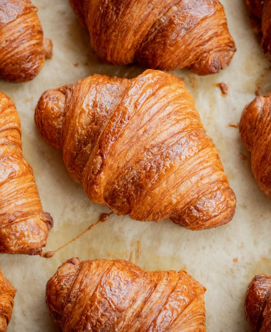 Croissants dourados recém-assados