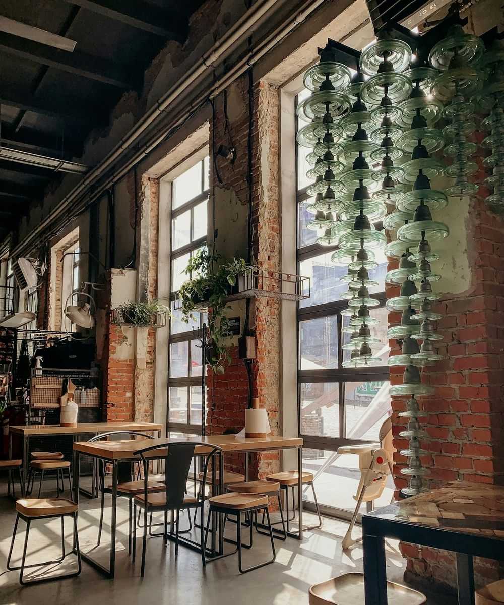 Salão do café com plantas e janelas